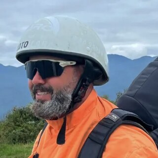 Fábio Giliarde da Silva, o Cará, equipado para voo de parapente no Morro do Queimado