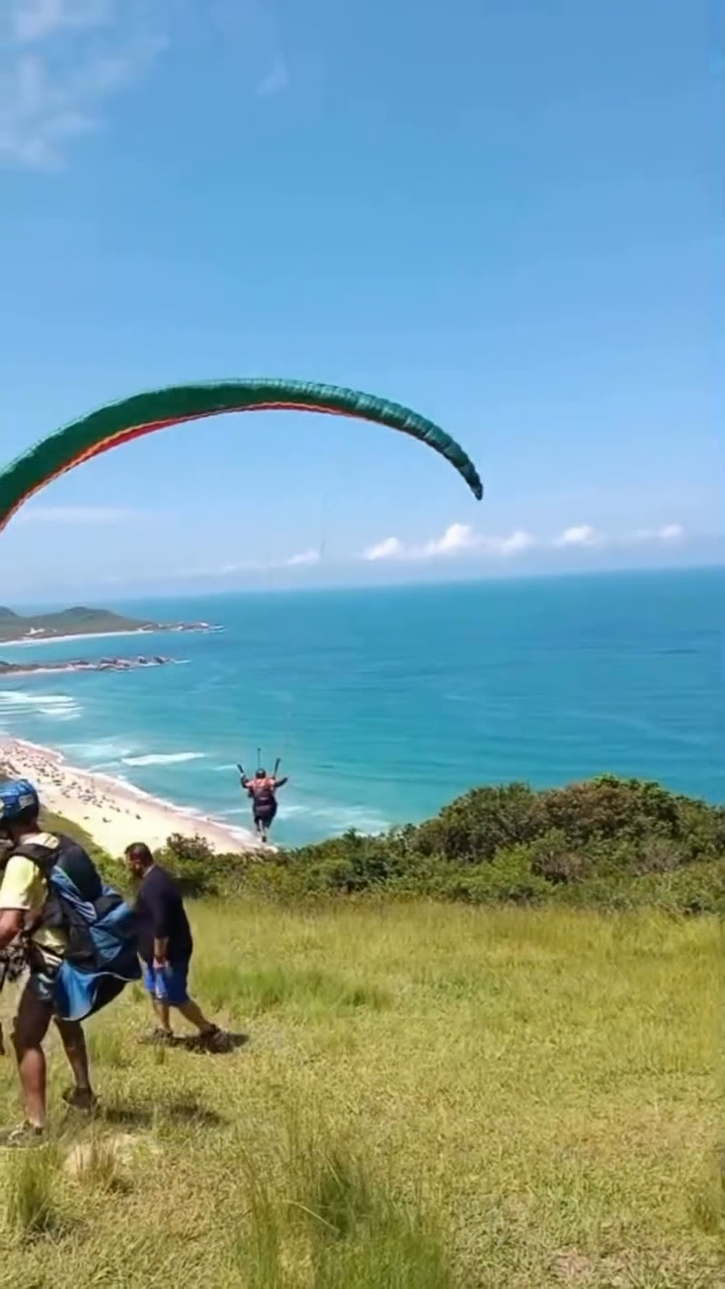 Vela inflada na rampa da Praia Mole, com a praia e o mar turquesa ao fundo