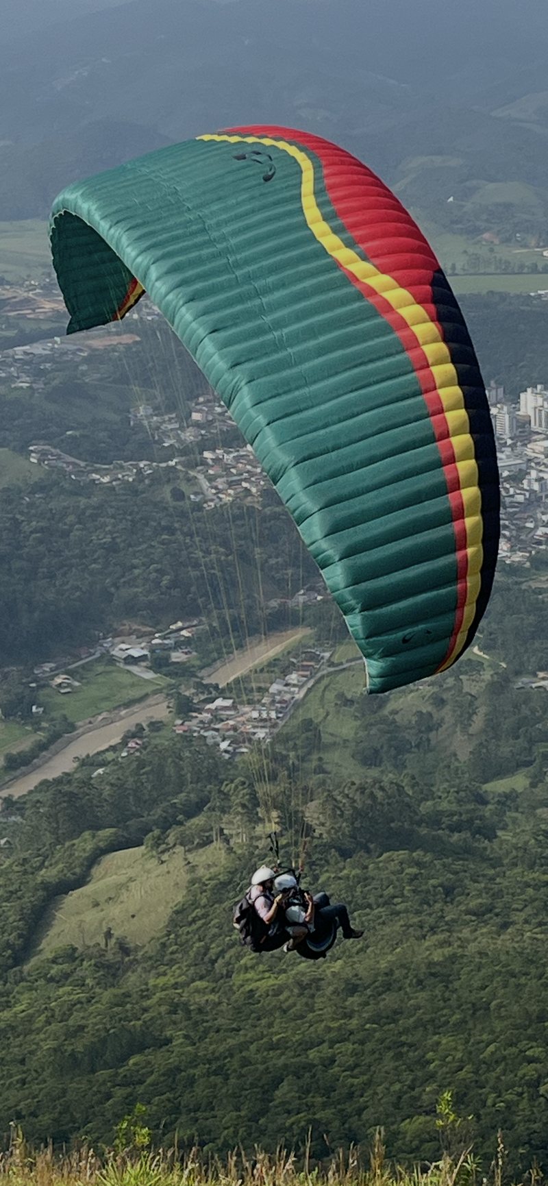 Voo duplo com a asa verde e vermelha sobre Santo Amaro da Imperatriz