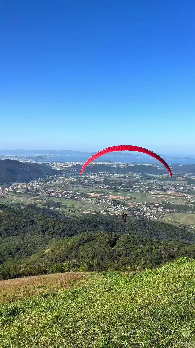 Parapente sobre o vale de Santo Amaro da Imperatriz, visto do Morro do Queimado