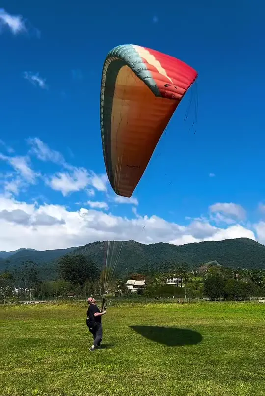 Aluno treinando com a vela em solo