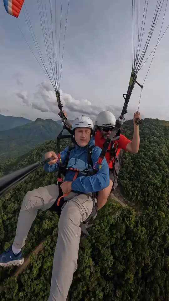 Passageiro idoso voando de parapente