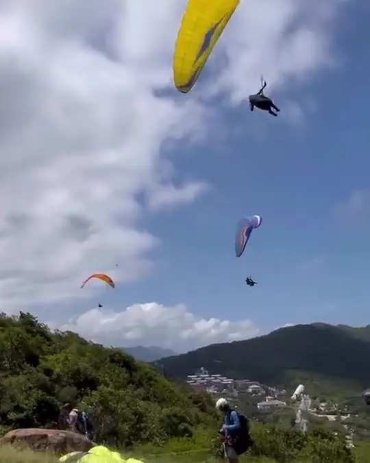 Várias velas no céu da Praia Mole, com a praia ao fundo