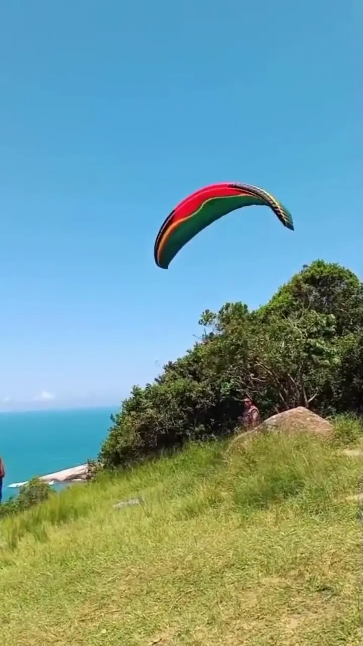 Parapente sobre o costão da Praia Mole