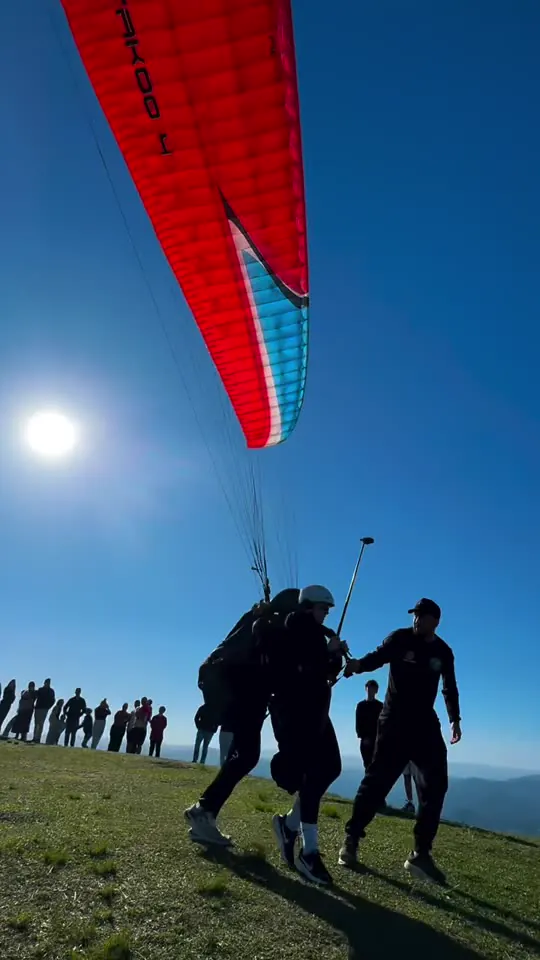 Vela de parapente contra o céu azul